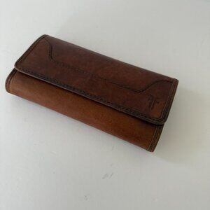 FRYE Melissa Brown Leather Trifold Wallet With Multiple Card Slots & Zipper Pock